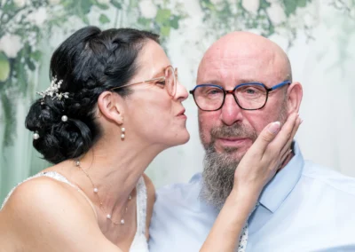 Femme embrassant tendrement un homme avec lunettes