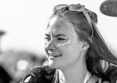 Jeune femme souriante avec strass sur le visage