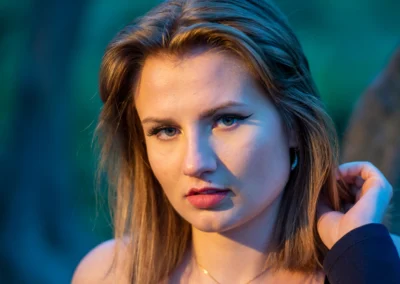 Portrait rapproché d’une jeune femme au regard intense
