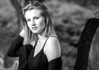 Portrait noir et blanc d’une femme dehors