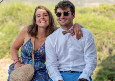 Couple souriant assis en extérieur en été