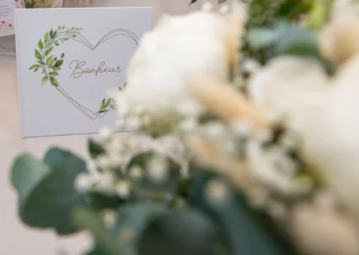 Carte Bonheur avec cœur végétal et fleurs floues