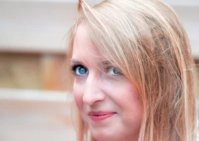 Portrait rapproché d’une femme aux yeux bleus